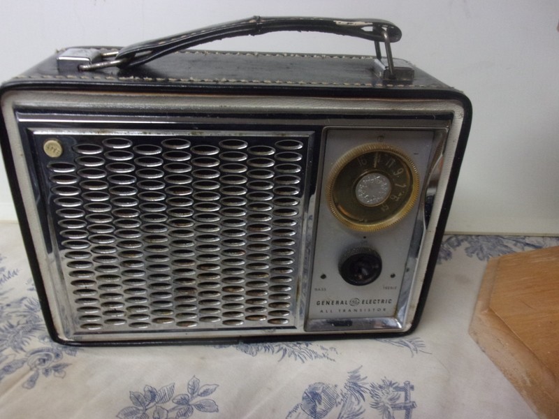 Vtg. 1960s General Electric Model P - 875A AM Transistork Radio