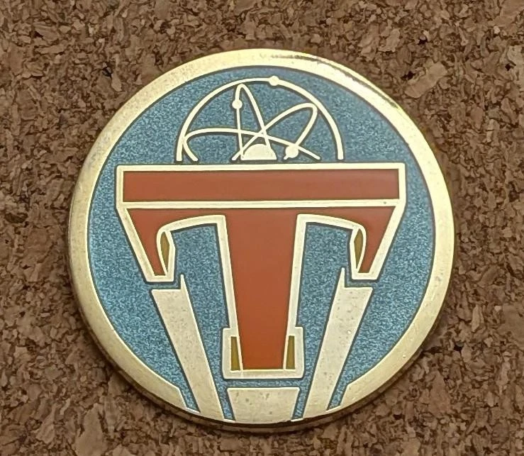 Prendedor Disney Tomorrowland logotipo emblema película 2015 Foto 2 de 3