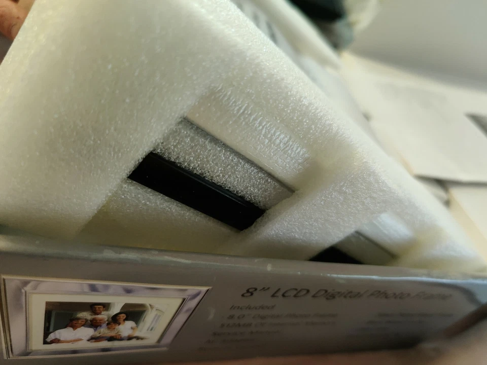 Pandigital 8" LCD Digital Photo Frame 800x600 512MB On/Off Alarm 4:3 PAN8002W02T - Image 4 of 4