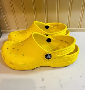 womens size 4 crocs