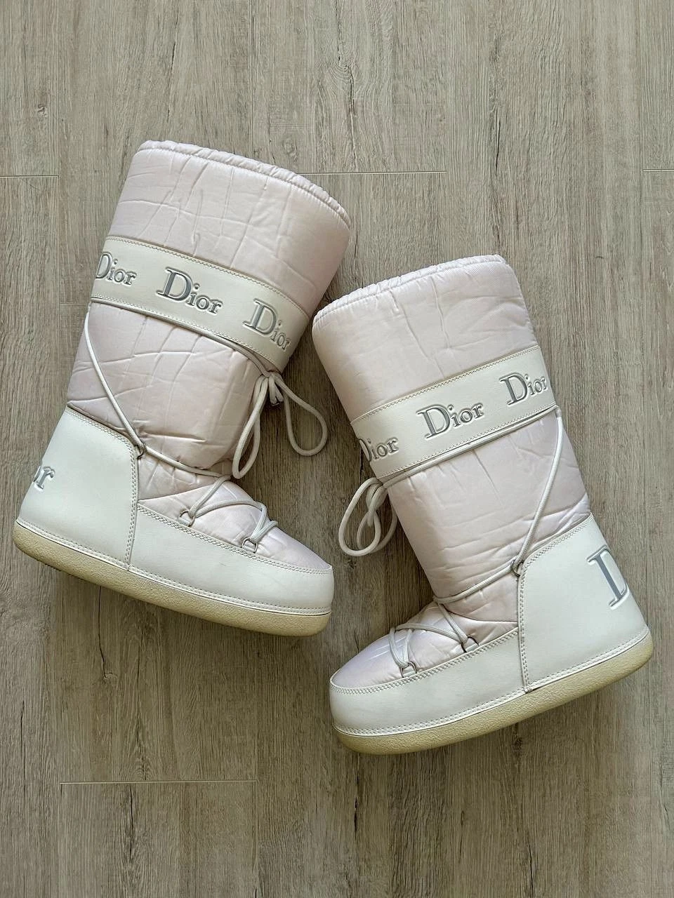 Bottes Barbie Dior by John Galliano rose clair logo lune neige