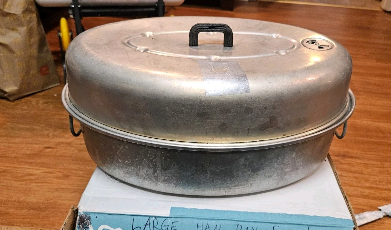 One (1) Vintage Aluminum Roasting Baking Oven Pan With Lid