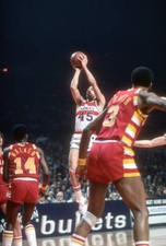 Phil Chenier Washington Bullets shoots v the Cleveland Cavaliers a- Old Photo