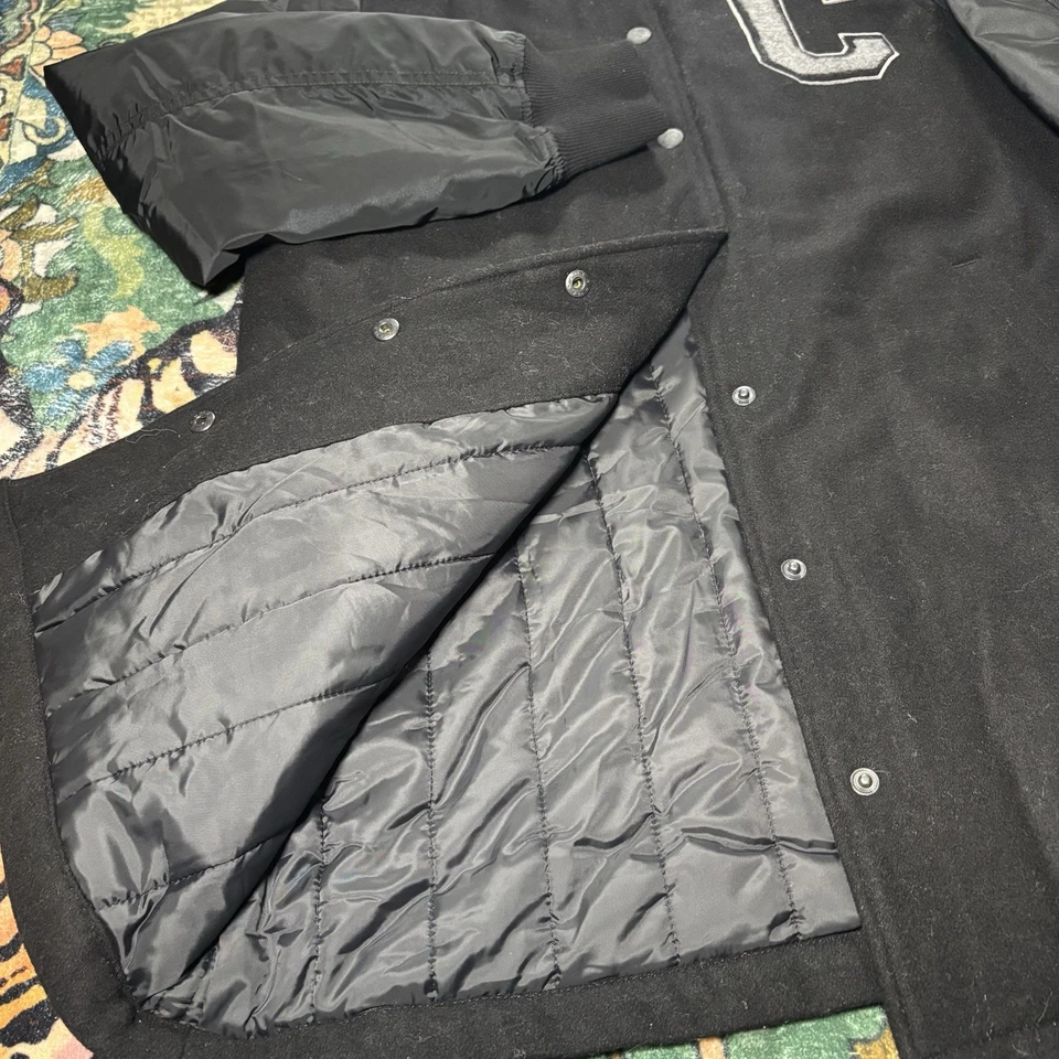 Jaqueta de beisebol Converse Varsity MA1 Parka casaco de botão de pressão preta grande nova com etiquetas - Imagem 3 de 4