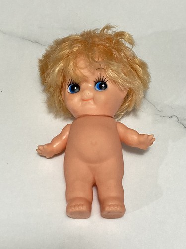Bambola Kewpie vintage in gomma da 5" con capelli biondi - Foto 2 di 3