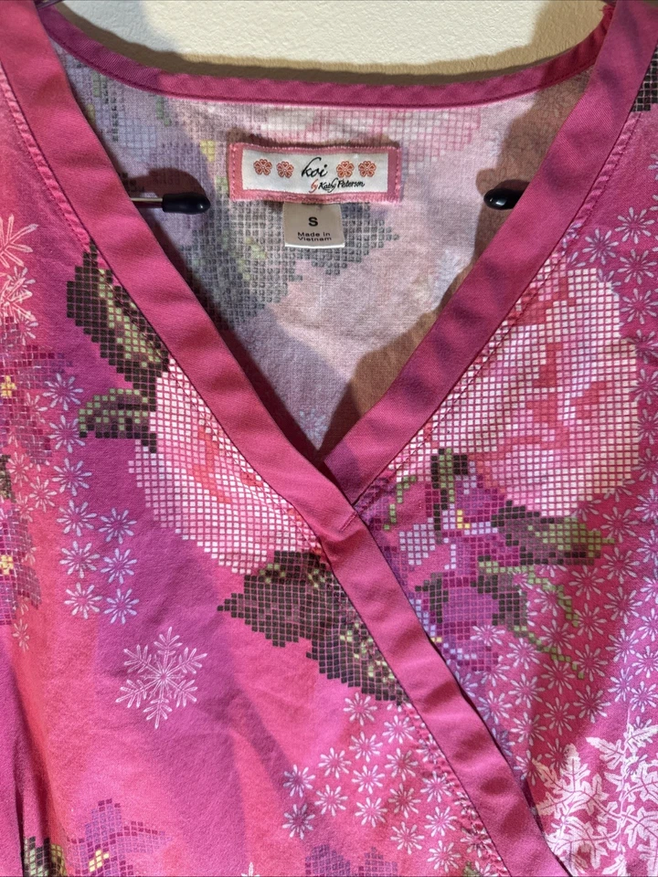 Koi Scrub Top Pink Flower Snowflake Pattern Size Small Adjustable Side Tie - Image 2 of 4