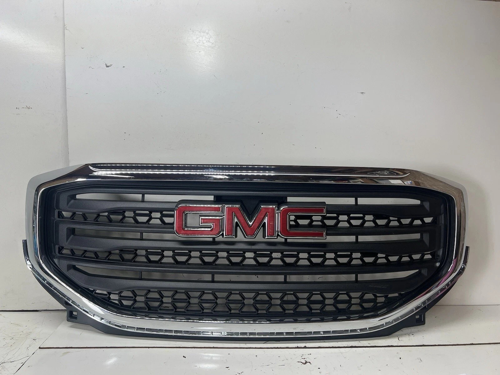 2017-2019 GMC Acadia SLE Chrome Front Grill Assembly 84378392 OEM R189