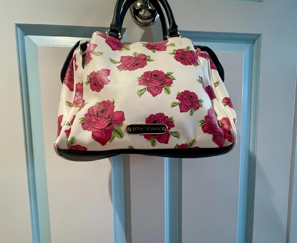 Bolso de hombro Betsey Johnson negro/blanco arco grande rosa 3 compartimentos y collar de Halloween Foto 3 de 4