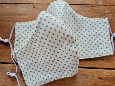 Blau gepunktet ~ Damen geformte Gesichtsmaske, dreilagig Nasendraht ~ Made in UK