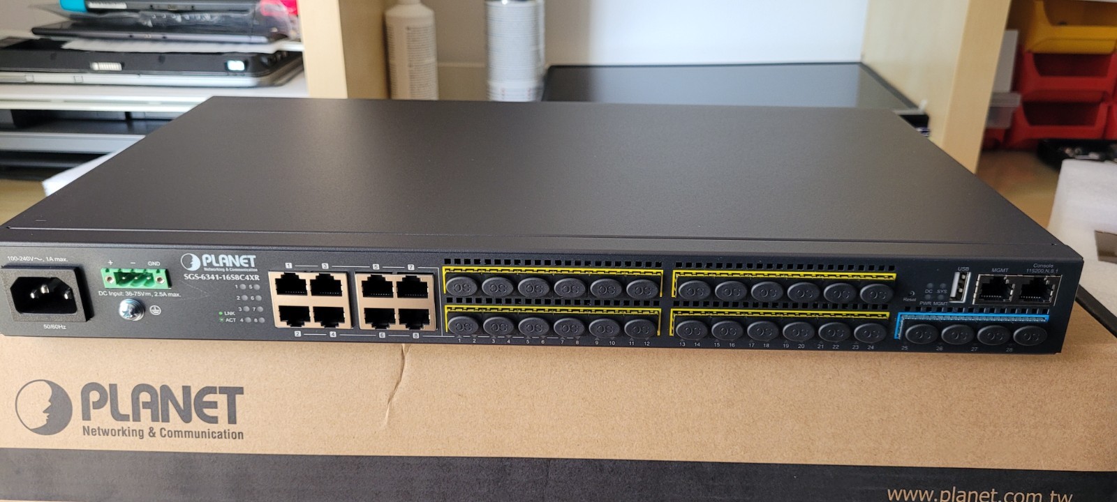 Switch manageable L3 Planet SGS-6341-16S8C4XR avec 16 ports SFP et 4 slots 10G
