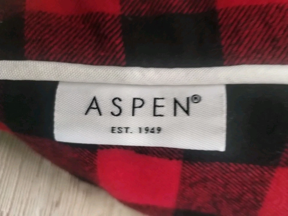 Almohada de Navidad Aspen "Cuddle Weather" roja negra llena de plumas Foto 2 de 4