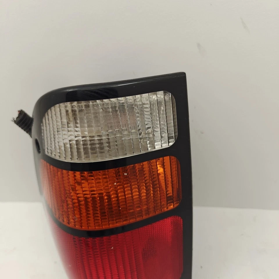 Luz trasera lateral del pasajero derecho Mazda B2500 B3000 1994 a 2000 E9222 OEM Foto 4 de 4