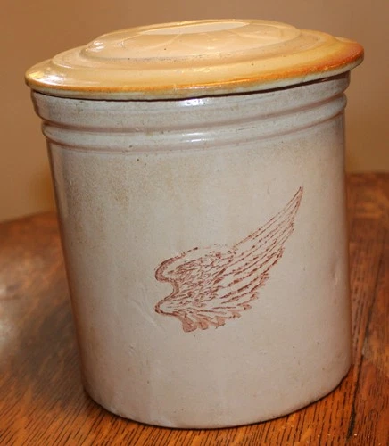 ANTIQUE ONE GALLON LARGE WING RED WING CROCK WITH DAISY LID