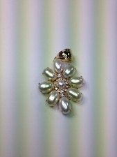 CIONDOLO FIORE CON GOCCE E MEZZE PERLE (OVP0018)