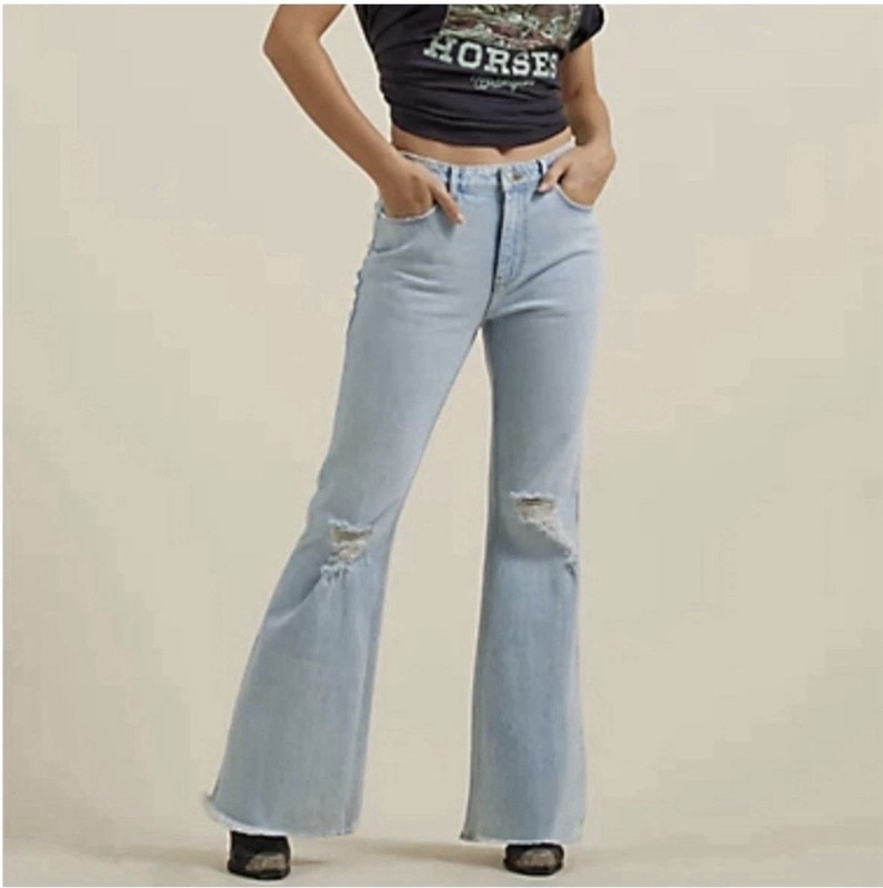 Women’s Wrangler Fierce Flare Deconstructed, High-Rise Jeans Size 10x32