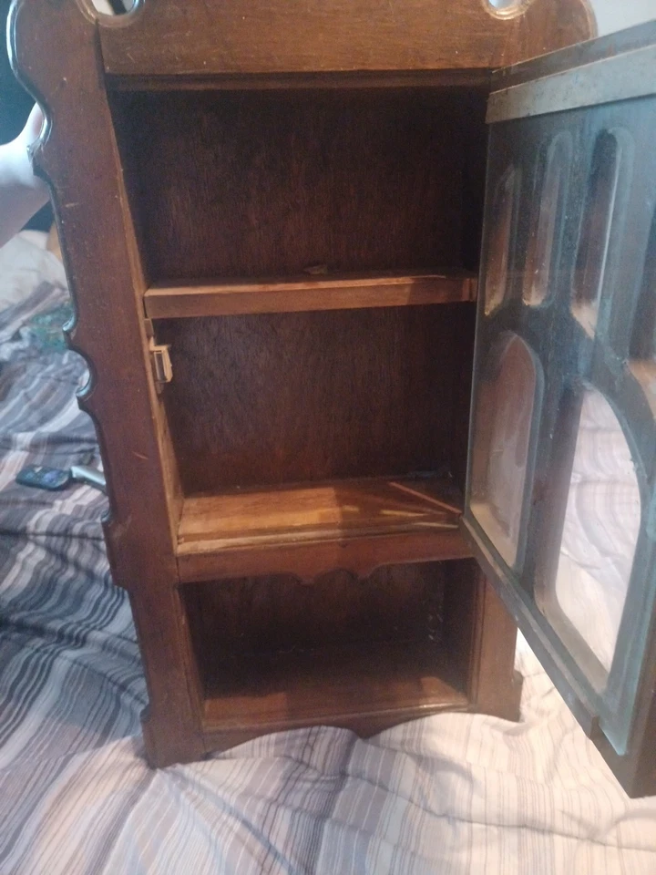 Antiguo botiquín de roble Foto 2 de 2