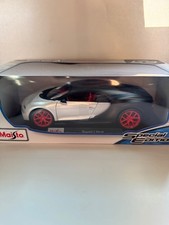 1/18 Maisto Diecast Bugatti Chiron white/black with red rims