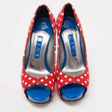 Donna Di Modo Con Le Scarpe Rosse Del Tacco Alto Immagine Stock Donna Di Modo Con Le Scarpe Rosse Del Tacco Alto Immagine Stock