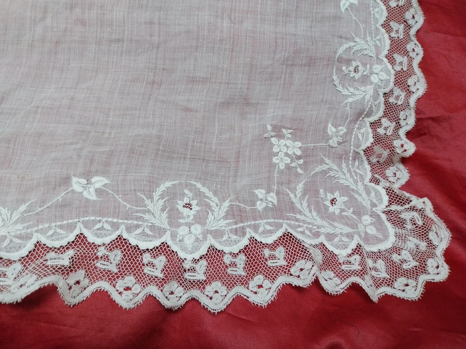 Ancien mouchoir carré  de 49 cm avec broderies et  bordé de dentelle - Photo 3/4