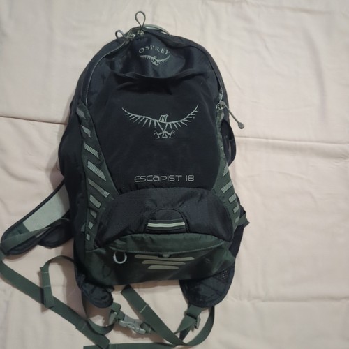 Osprey Escapist 18 Daypack Small/Medium - Black, Used, Bike-Specific Features - Picture 2 of 12