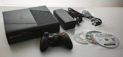 Microsoft XBox 360 E Konsole (500 GB) inkl. Controller, Anschlusskabel & 3 Games