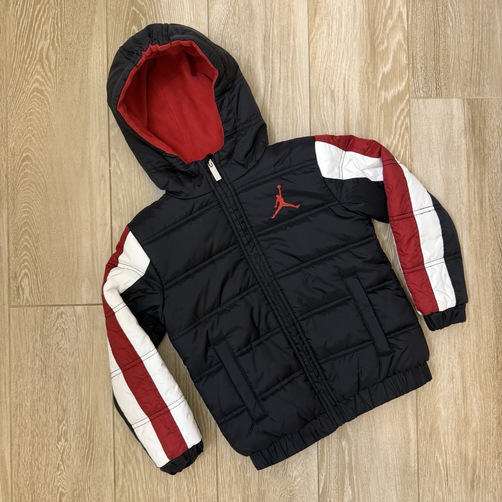 SACAI X NIKE Nike Air Jordan Giacca Ragazzo Piccolo 4 5 Anni Puffer Nero e Rosso Jumpman Coat