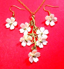 Gold Tone White Flower 20" Necklace & Pierced Earrings - NWOT (#3361)