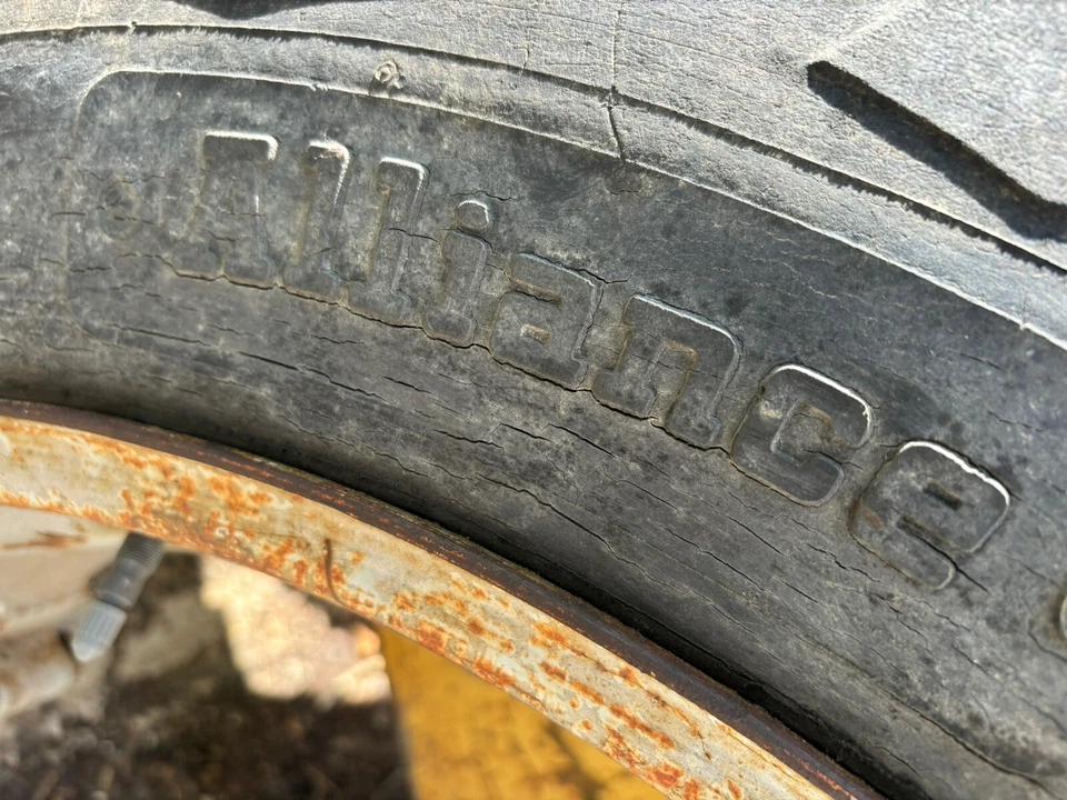 TRACTOR FORD 8 N VINTAGE - 1 RUEDA TRASERA Y NEUMÁTICO 11,2 X 28" - 1951 - LEER TEXTO Foto 3 de 4