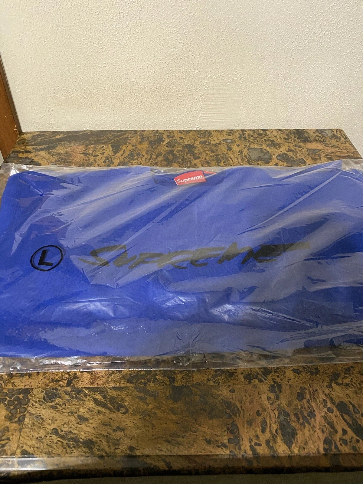 logo futura suprême col rond royal taille L 