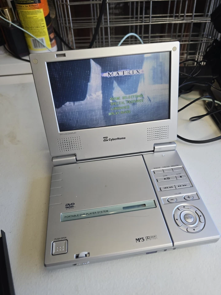 Reproductor de DVD portátil Cyberhome CH-LDV 700B con cables de pared y alimentación Foto 4 de 4