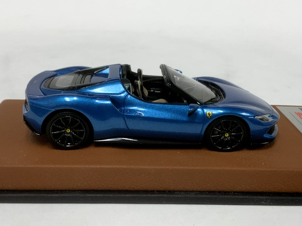1/43 Looksmart Ferrari 296 GTS en azul Corsa sobre base de cuero LS538A Foto 3 de 4