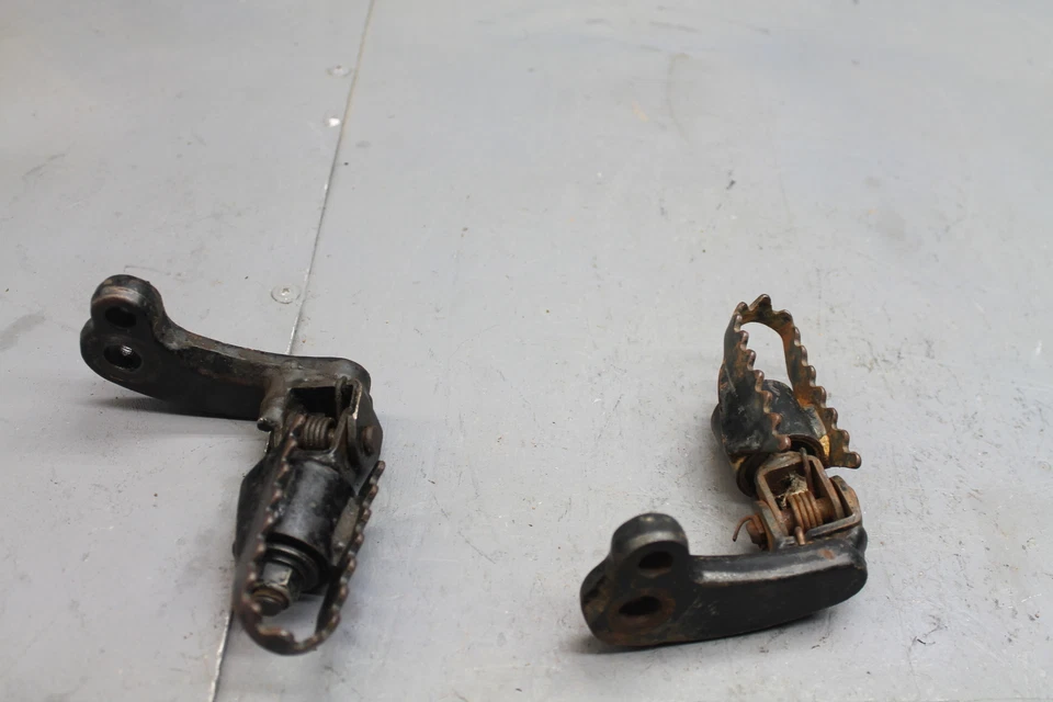 Reposapiés delantero izquierdo derecho Suzuki SP125 1987 Foto 4 de 4