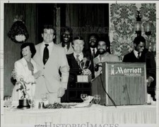 Press Photo Philadelphia Eagles Football Coach Honored with Family, Colleagues