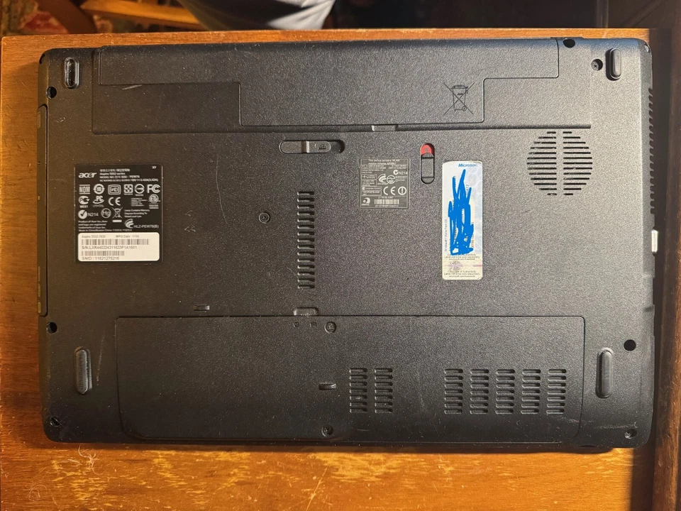 Acer Aspire 5552-7474 AMD Phenom II, sin mem / HD, inc fuente de alimentación - no se enciende Foto 2 de 4