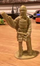 RARE FIREFIGHTER PLASTIC FIGURE, 2" TALL 4,8 cm , GREAT FOR DIECAST ACCESSORIES