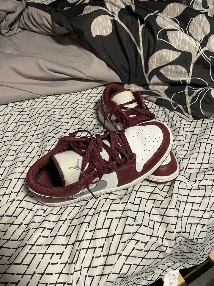 Air Jordan 1 Retro Bajo Burdeos talla 10 usado dos veces viene con caja Foto 2 de 4