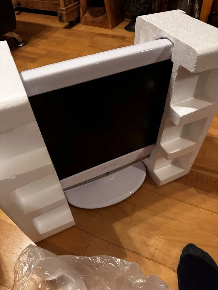 Wharfedale L19T11W-C TV 19" Inch LCD Television HDMI Scart Gaming Caravan CCTV - Image 2 of 4