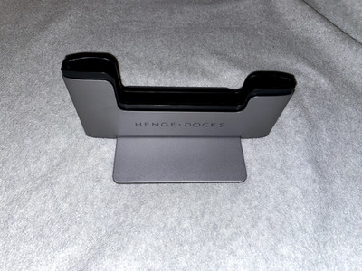 Henge Docks 15 Inch Retina Macbook Pro Vertical Docking Station - HD05VA15MBP