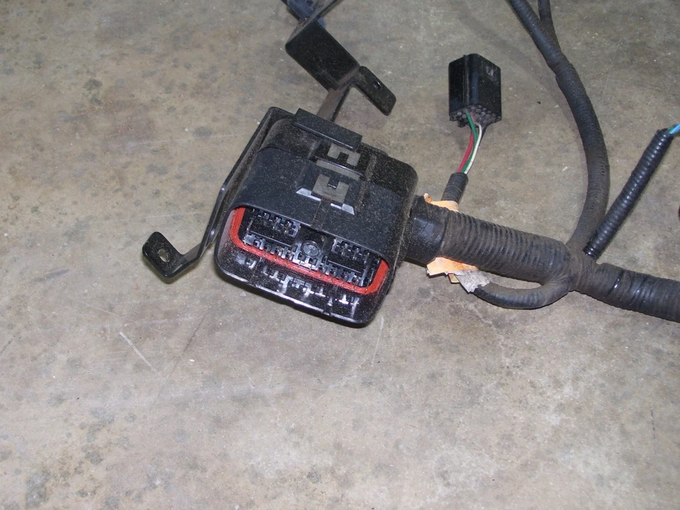 original 1998 Jaguar xj8 engine fuel injector wiring loom harness #LCC3320AC - Image 2 of 3