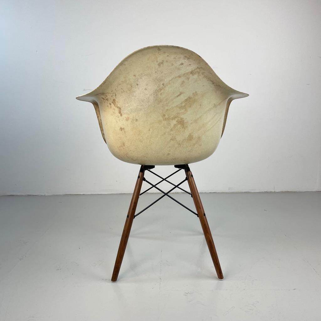 VINTAGE 1950s EAMES HERMAN MILLER DAW RAR CHAIR IN PARCHMENT VINTAGE 1950s EAMES HERMAN MILLER DAW RAR CHAIR IN PARCHMENT