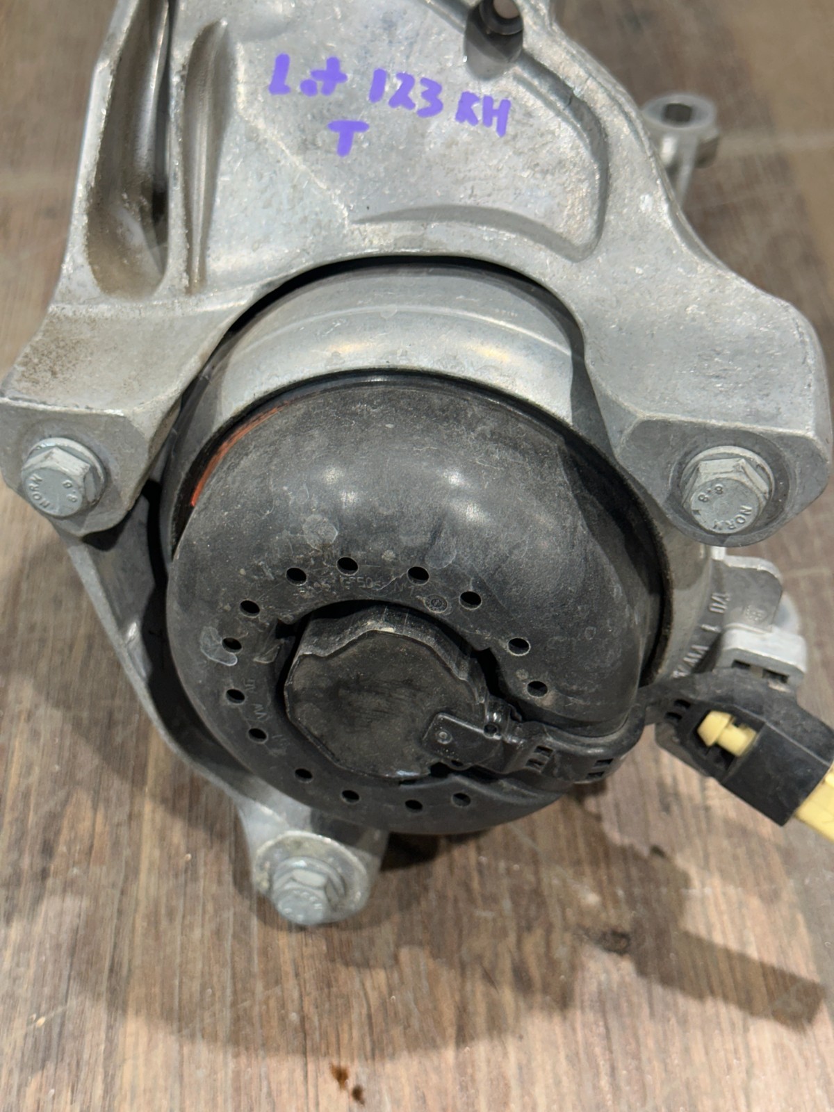 2018-2024 LAMBORGHINI URUS RIGHT TRANSMISSION MOUNT OEM 4M0399202