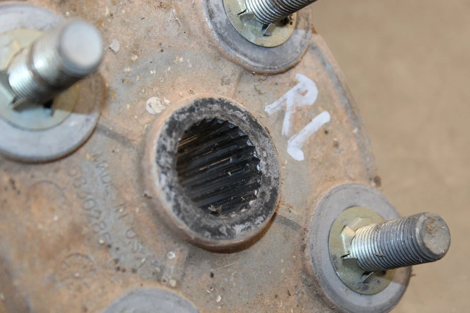 1997 Polaris Xpress 400L 2x4 REAR BACK WHEEL LEFT HUB O909 - Image 4 of 4