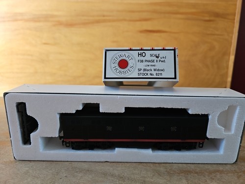 Unidad Stewart HO F3B Fase II Pwd Southern Pacific Black Widow 8211 B NUEVA EN CAJA | Condition: New