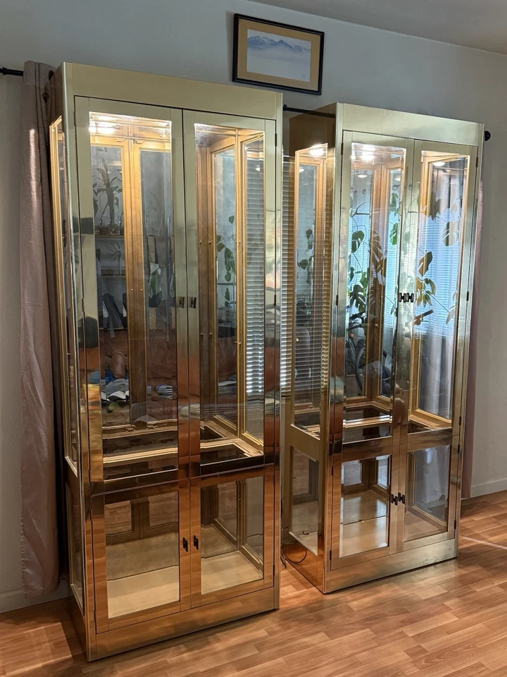 Pair of 1970s Mirrored & Brass Vitrine Display Cabinet by Mastercraft, Lighted - Image 2 of 4