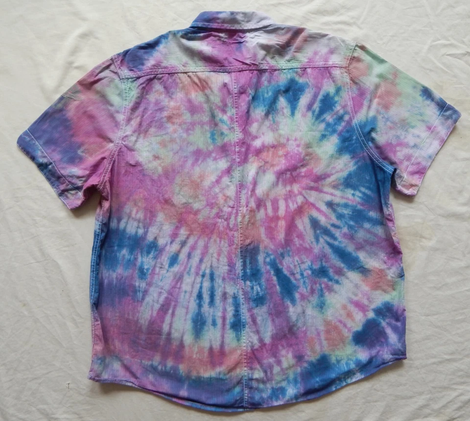 Camisa Tie Dye Azul Rosa Espiral Abotonada - 2XL Para Hombres Hecha a Mano Manga Corta XXL Foto 2 de 4