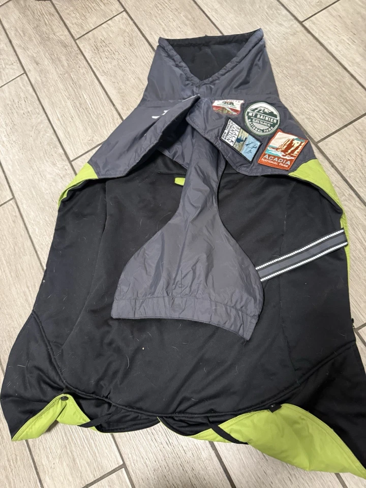 Hurtta Houndtex Dog Parka 26” (65cm) com adesivos Yosemite, Mt. Rainier, Blk Cyn - Imagem 3 de 4