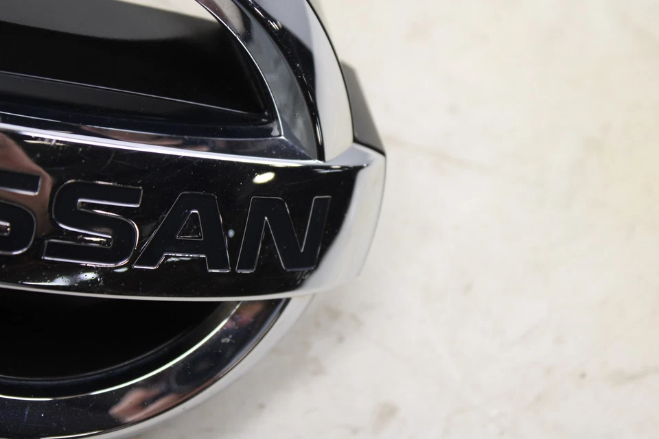 Nissan Juke Nismo RS 2015-2017 emblema delantero/cámara OEM LS16 Foto 4 de 4