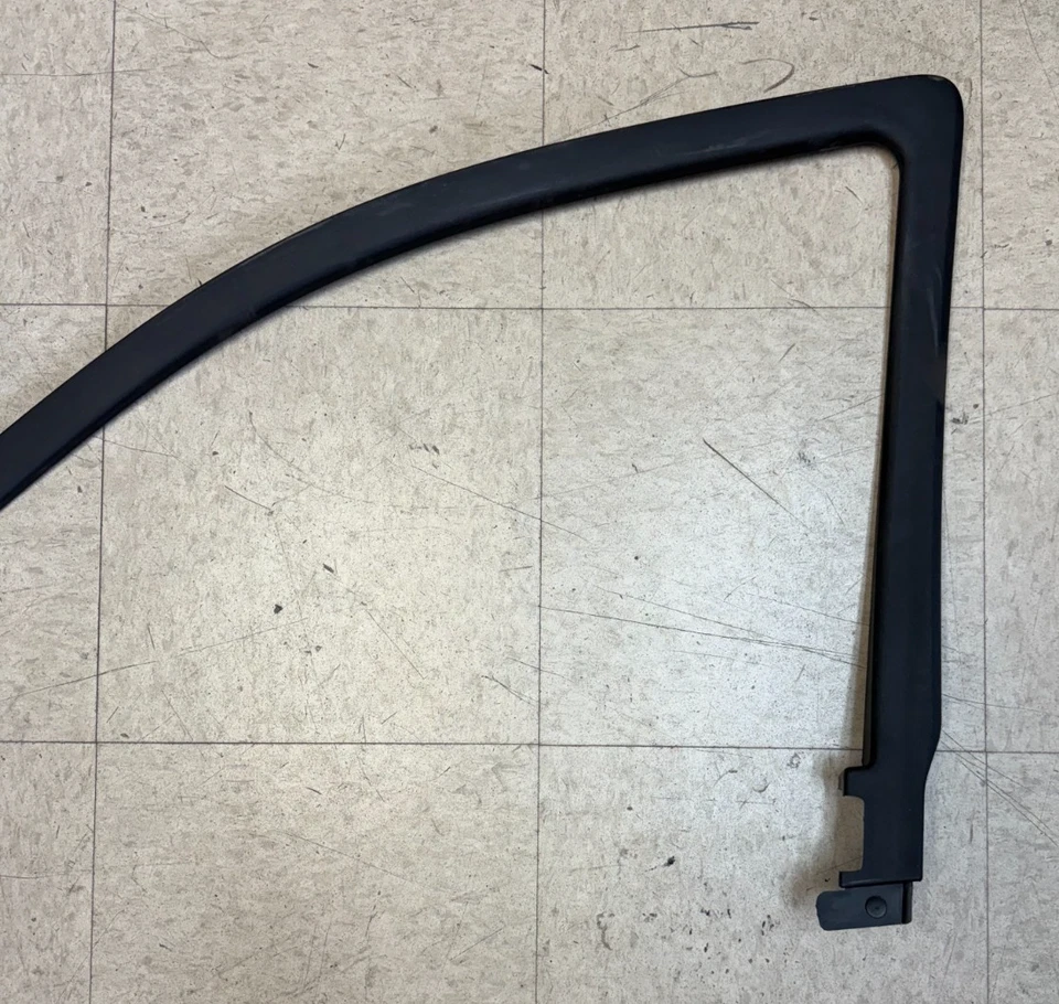 Jeep Grand Cherokee 2014-2017 moldura de puerta delantera derecha - OEM - 5SF581S5AB Foto 4 de 4