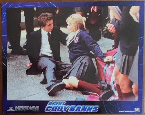 Frankie Muniz & Hilary Duff on floor AGENT CODY BANKS org 2003 Lobby Card 2888 - Picture 1 of 1