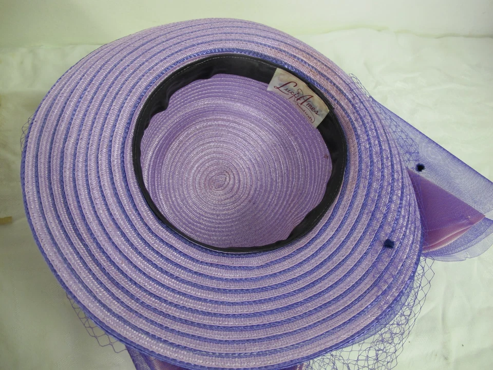 SOMBRERO IGLESIA LUCI AMES DERBY PAJA PÚRPURA ROSA VINTAGE RED FAJA JUMBO  Foto 3 de 4